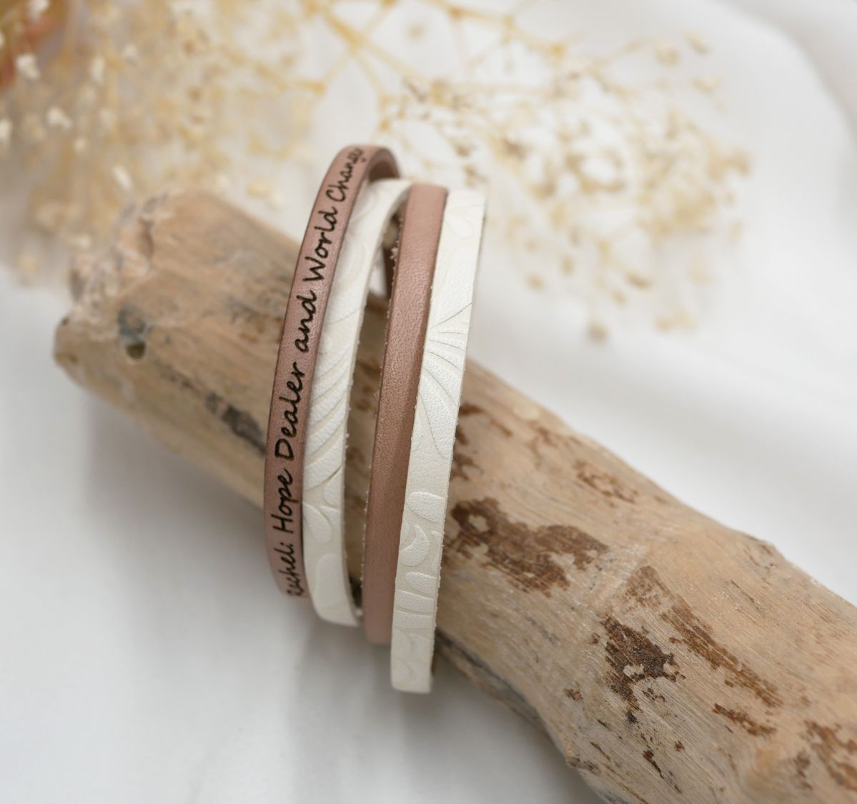 Double white leather bracelet with relief and color of your choice to be personalized by engraving