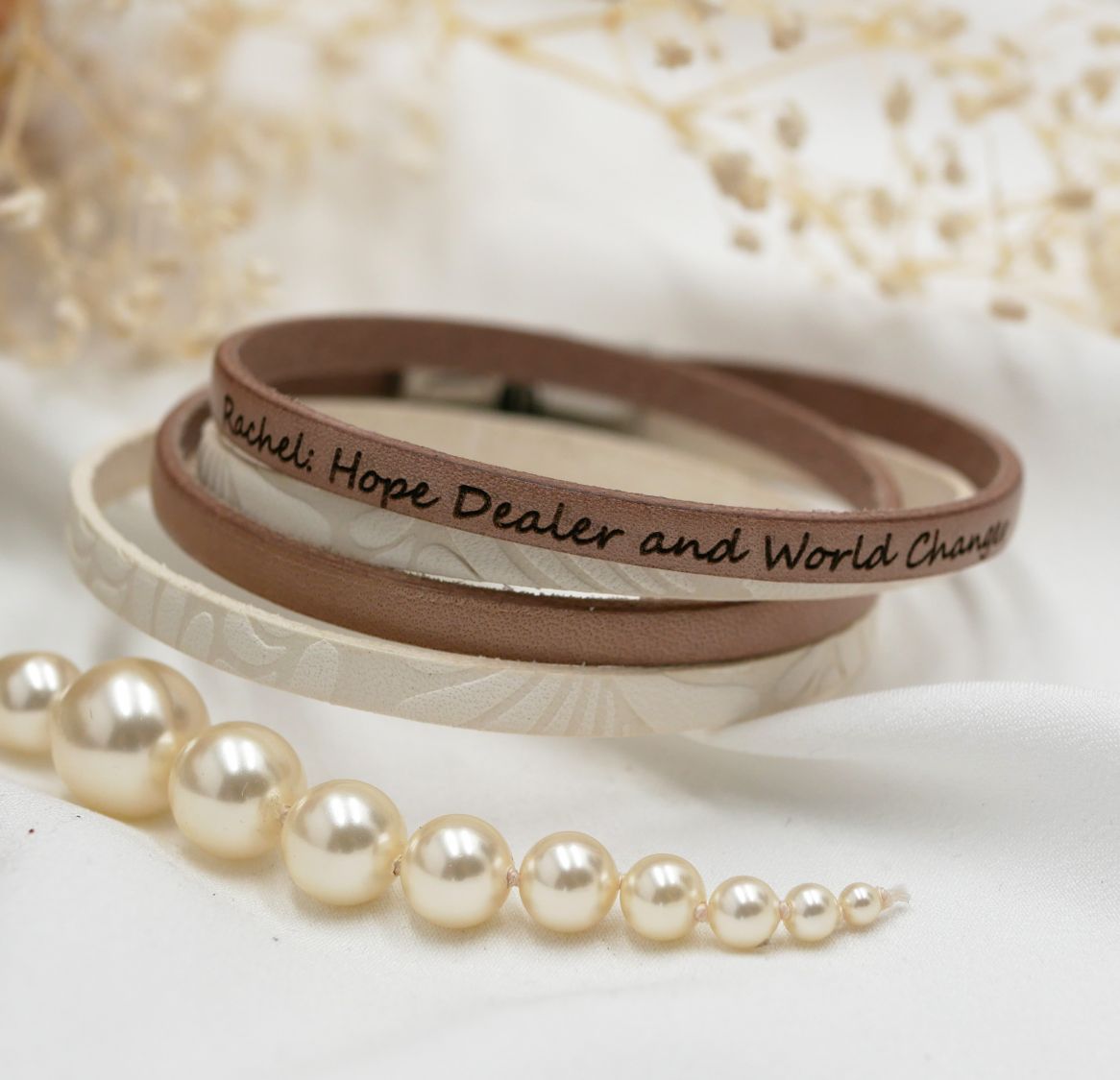 Double white leather bracelet with relief and color of your choice to be personalized by engraving