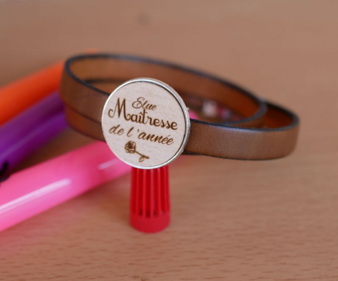 Double leather bracelet with engraved wood cabochon to personalize