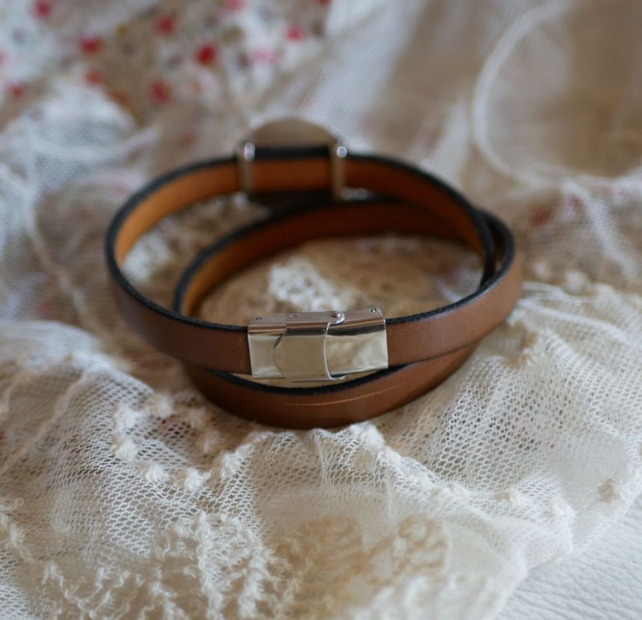 Double leather bracelet with engraved wood cabochon to personalize