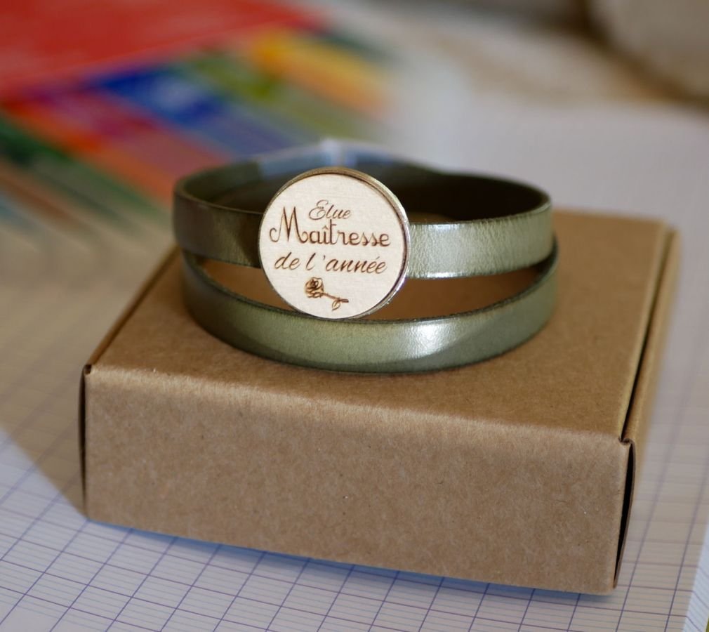 Double leather bracelet with engraved wood cabochon to personalize