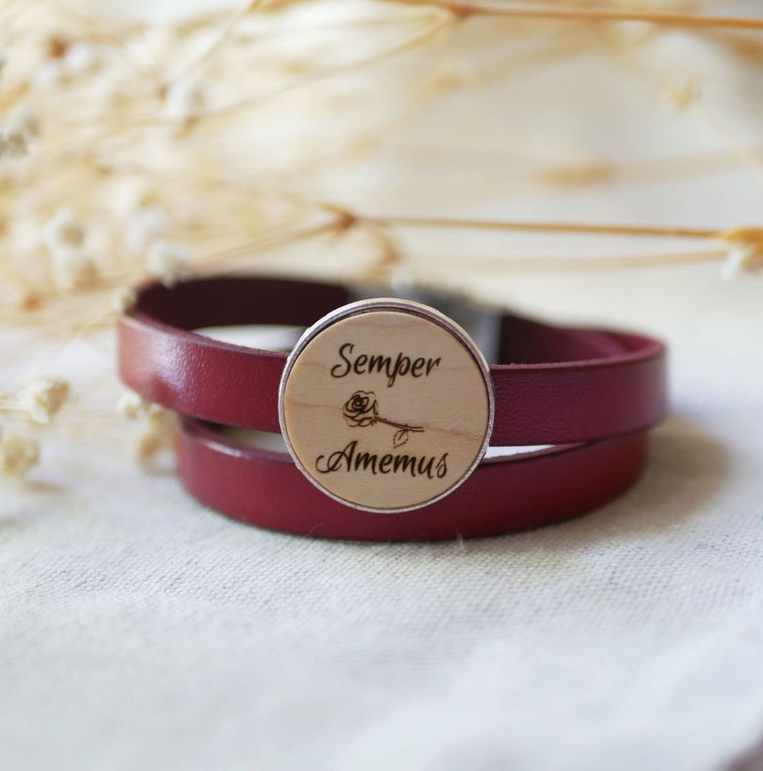 Double leather bracelet with engraved wood cabochon to personalize