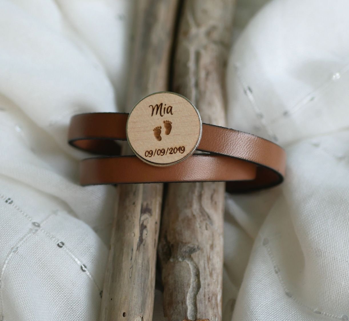 Double leather bracelet with engraved wood cabochon to personalize