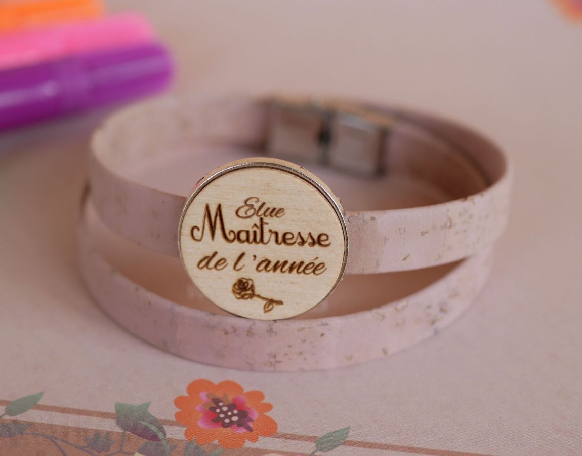 Double leather bracelet with engraved wood cabochon to personalize