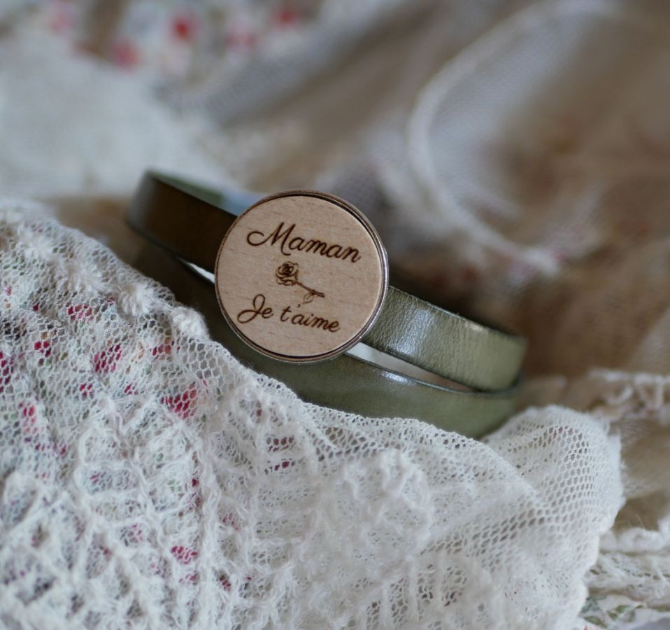 Double leather bracelet with engraved wood cabochon to personalize