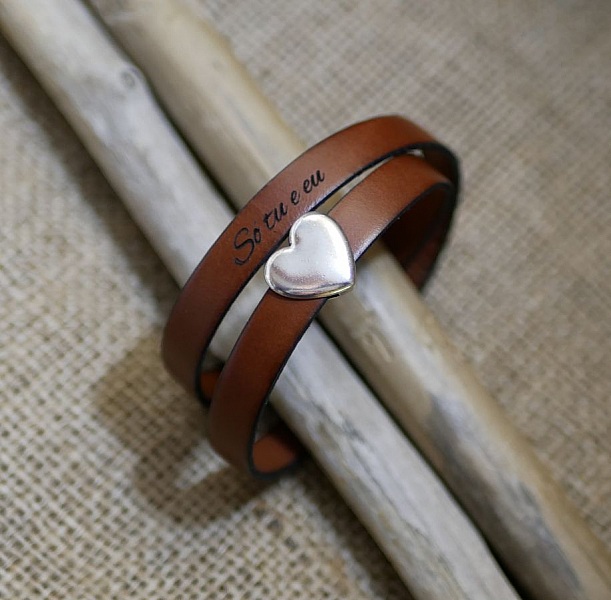 Bracelet double en cuir marron avec cœur argenté gravé.