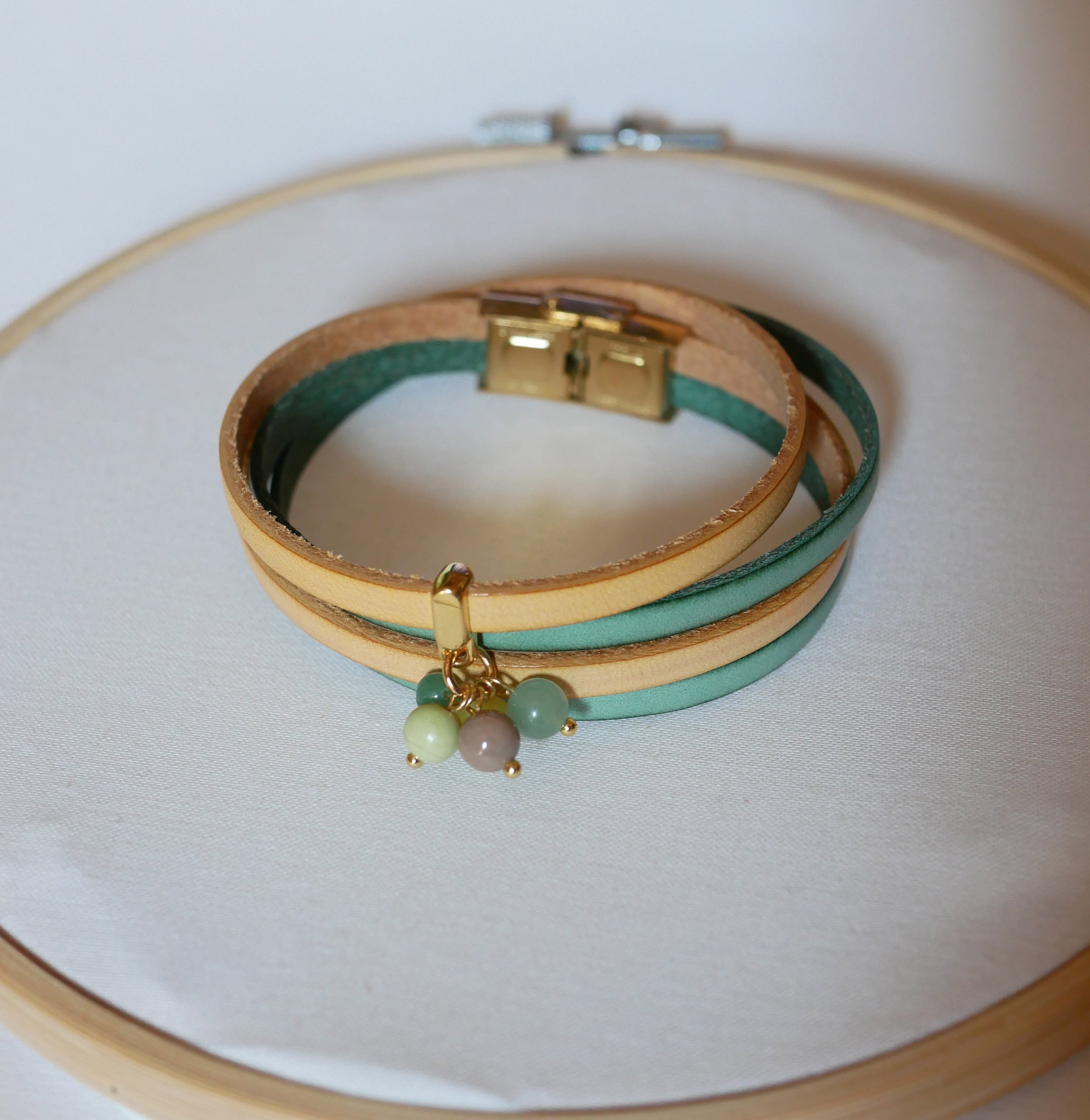 Double leather bracelet decorated with soft green pearls and gold clasp