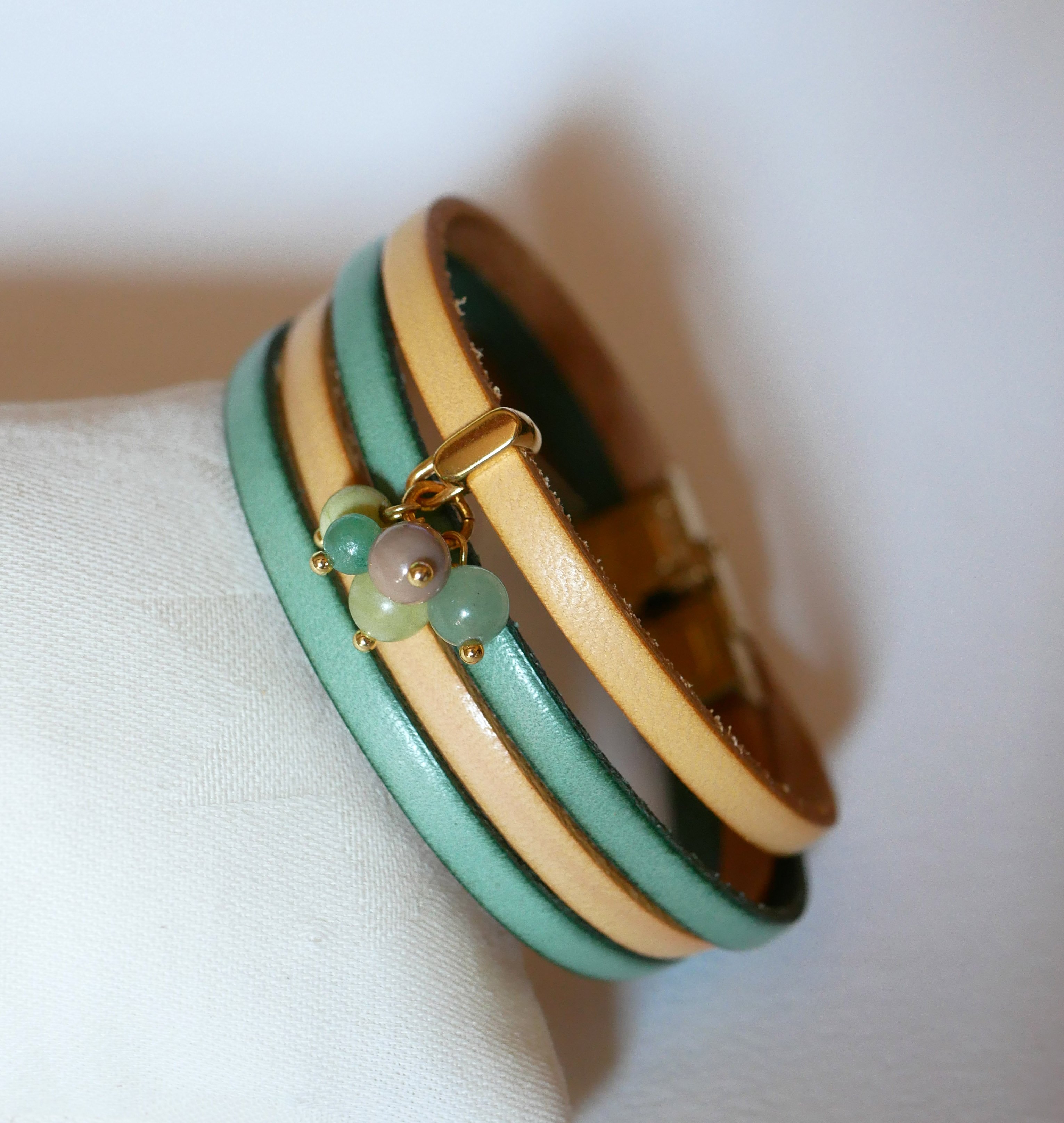 Double leather bracelet decorated with soft green pearls and gold clasp