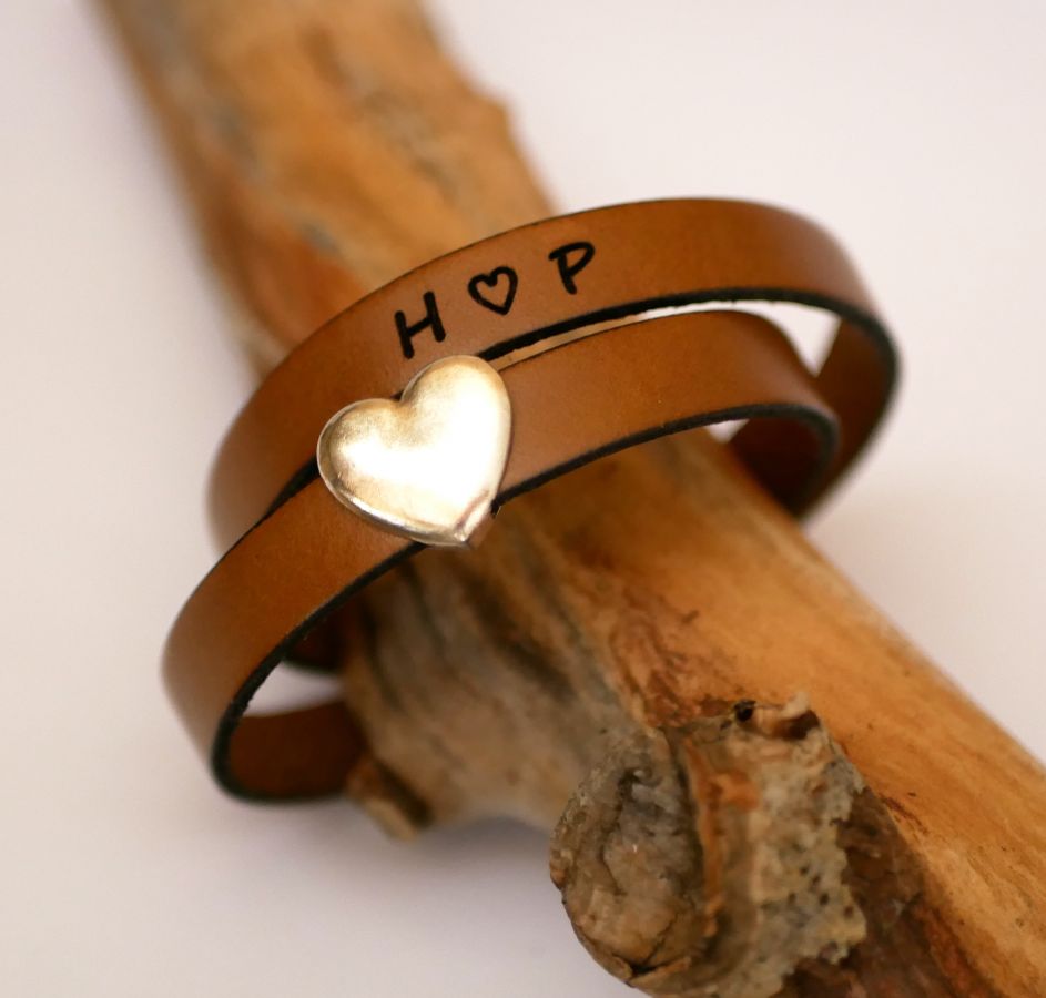 Double leather bracelet with silver heart design, possibility to engrave your words