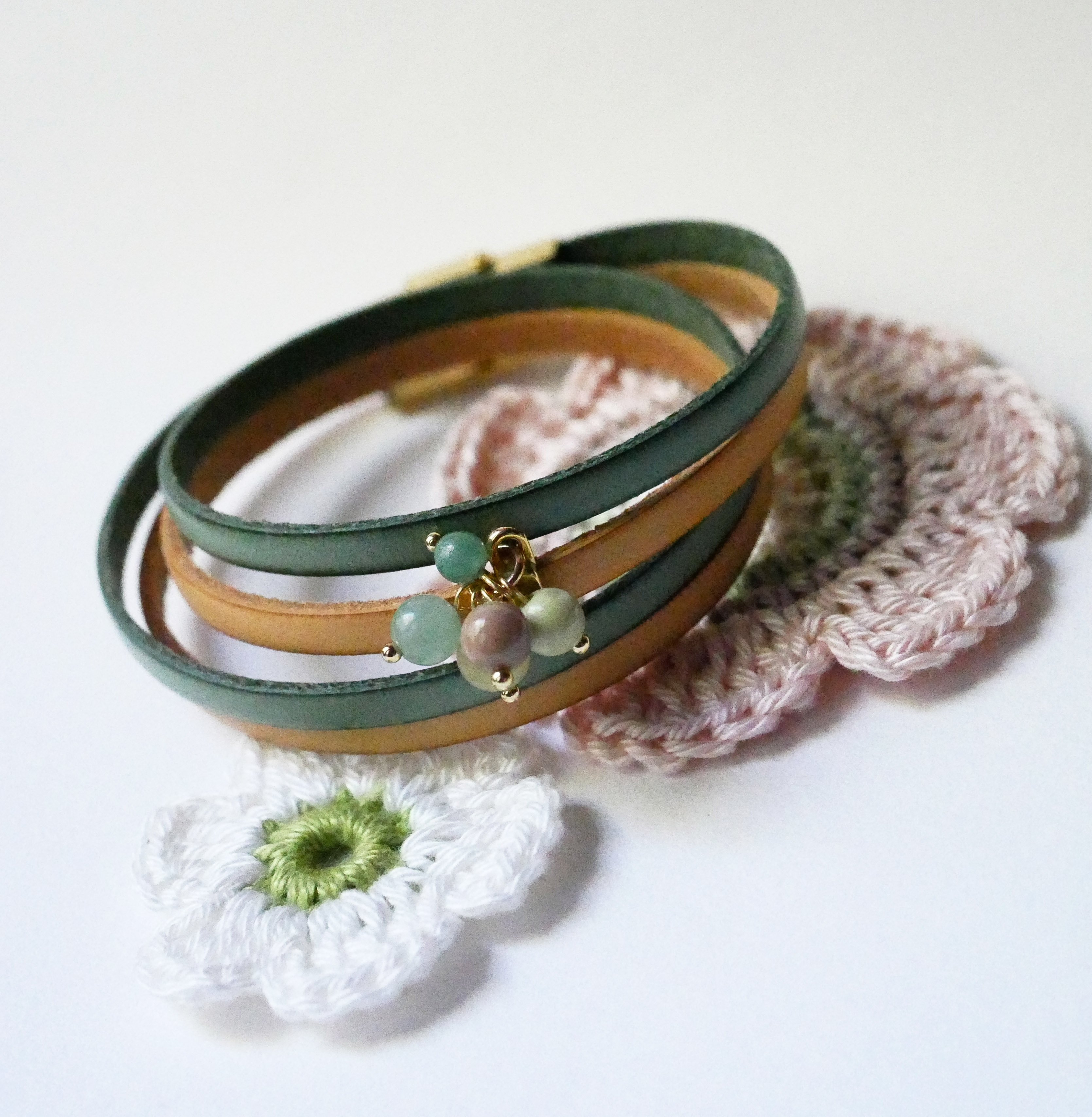 Double leather bracelet decorated with soft green pearls and gold clasp