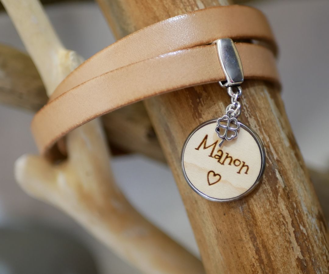 Customized double leather bracelet with wooden cabochon to engrave