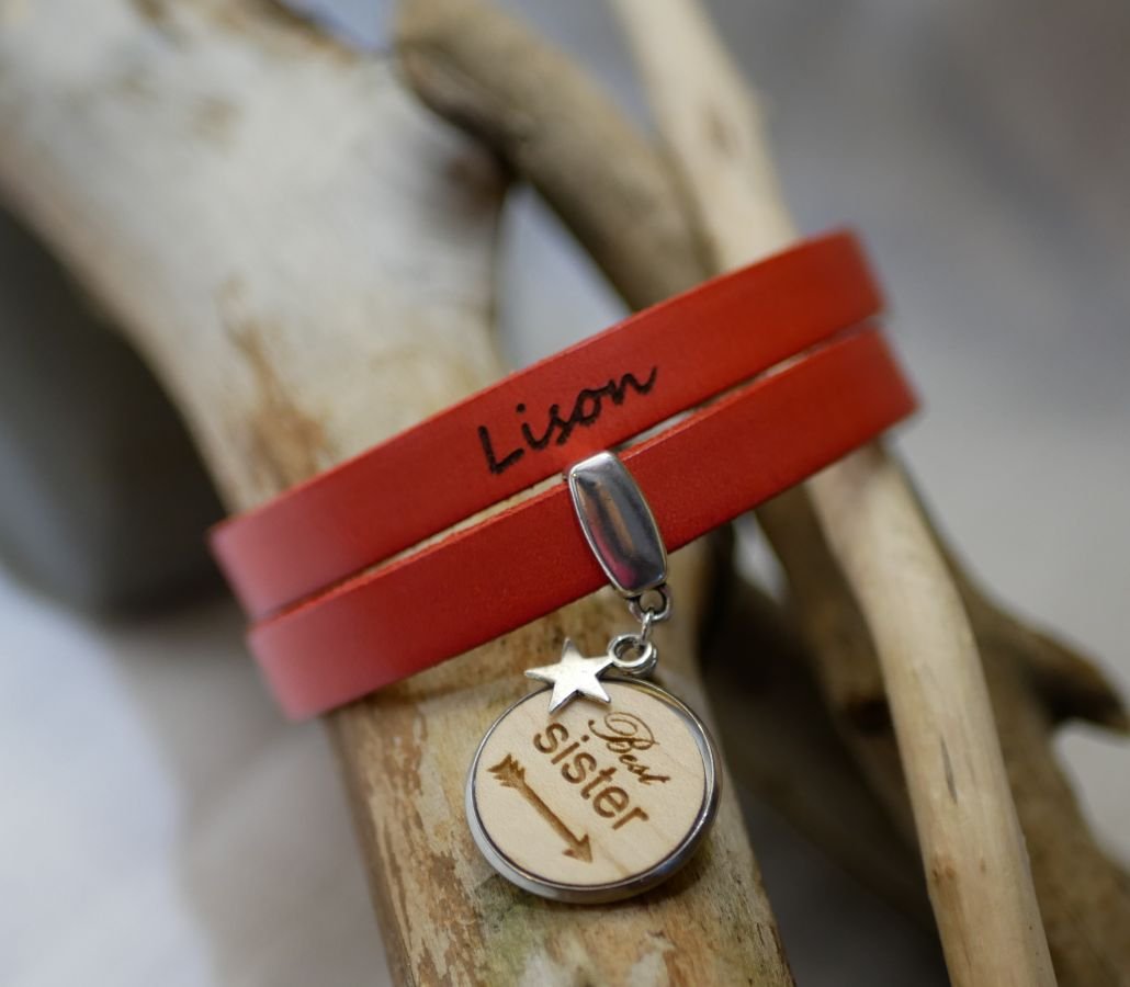 Customized double leather bracelet with wooden cabochon to engrave