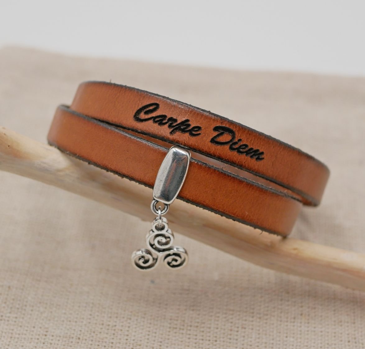 Customized double leather bracelet to engrave with your choice of pendant