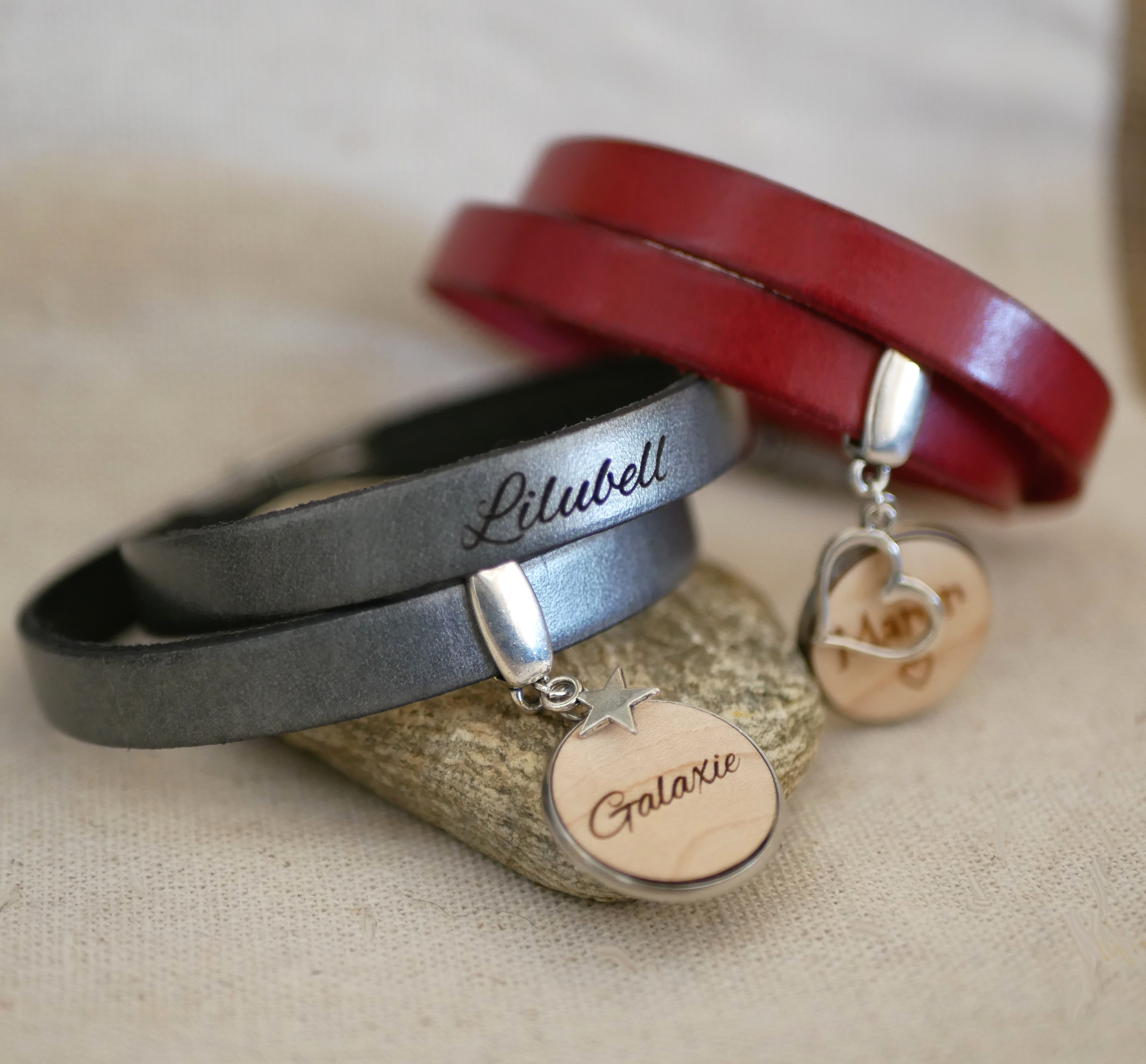 Customized double leather bracelet with wooden cabochon to engrave