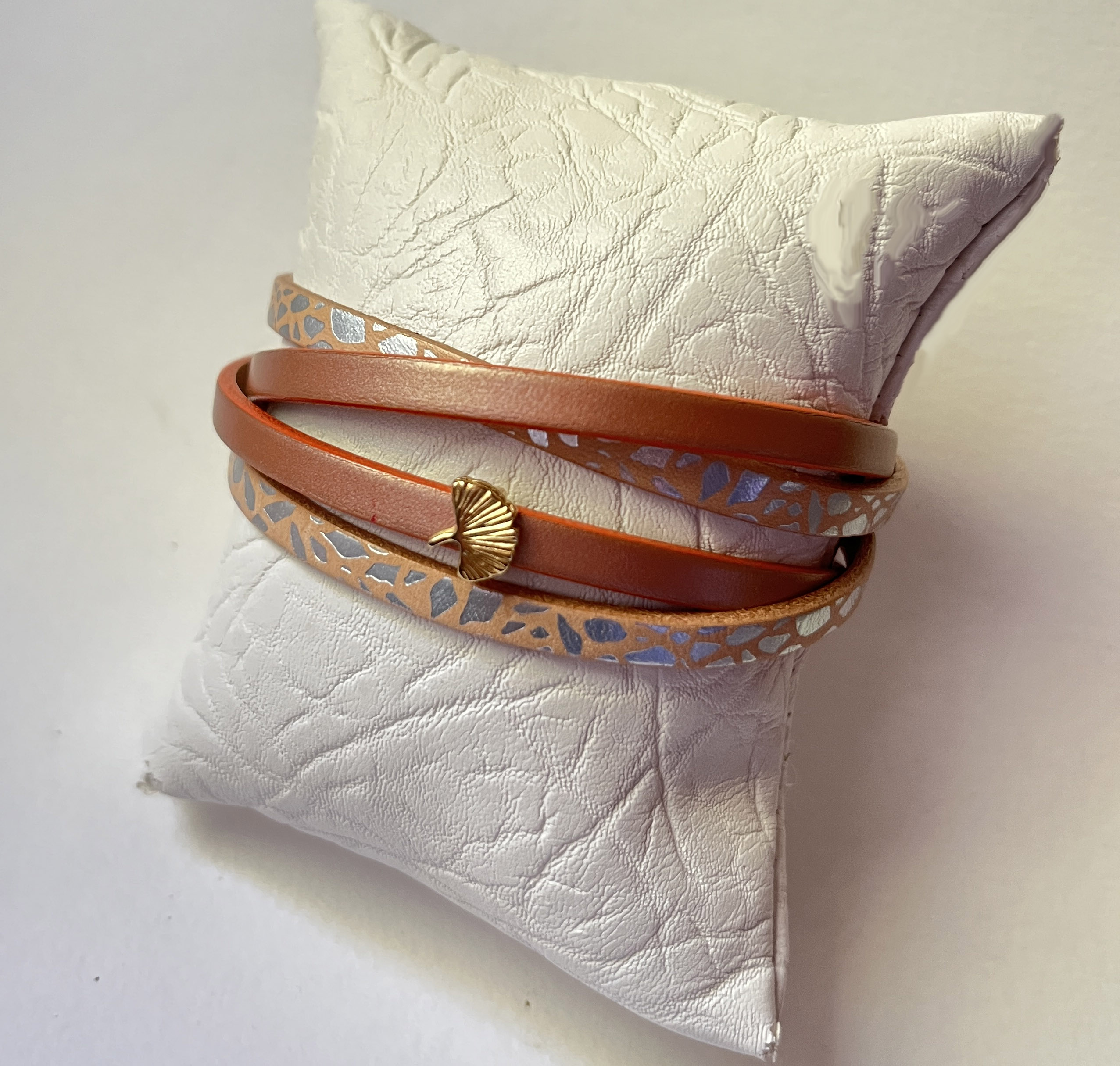Bracelet zen en cuir personnalisé avec pendentif ginkgo doré.