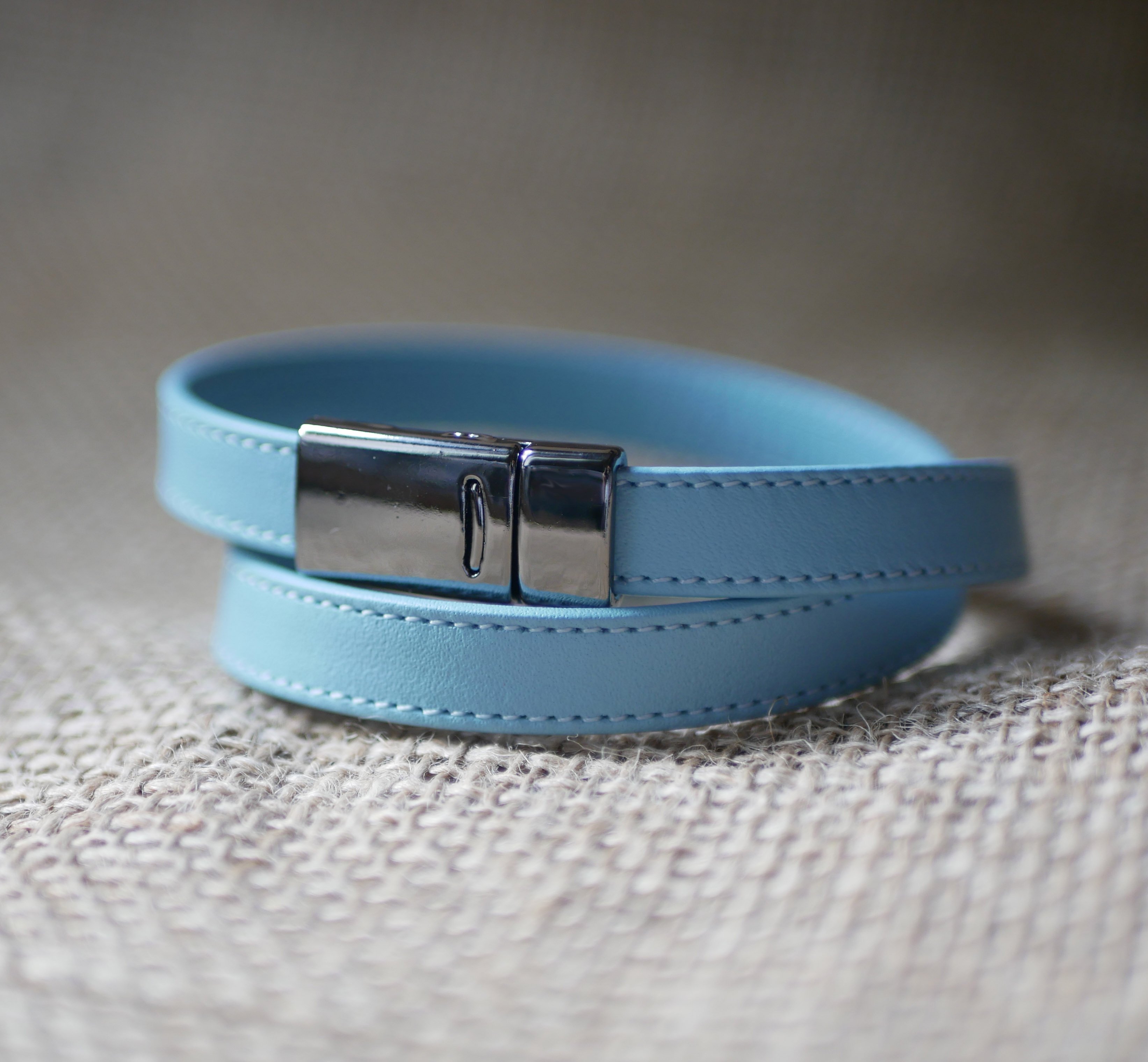 Double-turned leather strap with sky-blue or beige stitching and magnetic clasp 