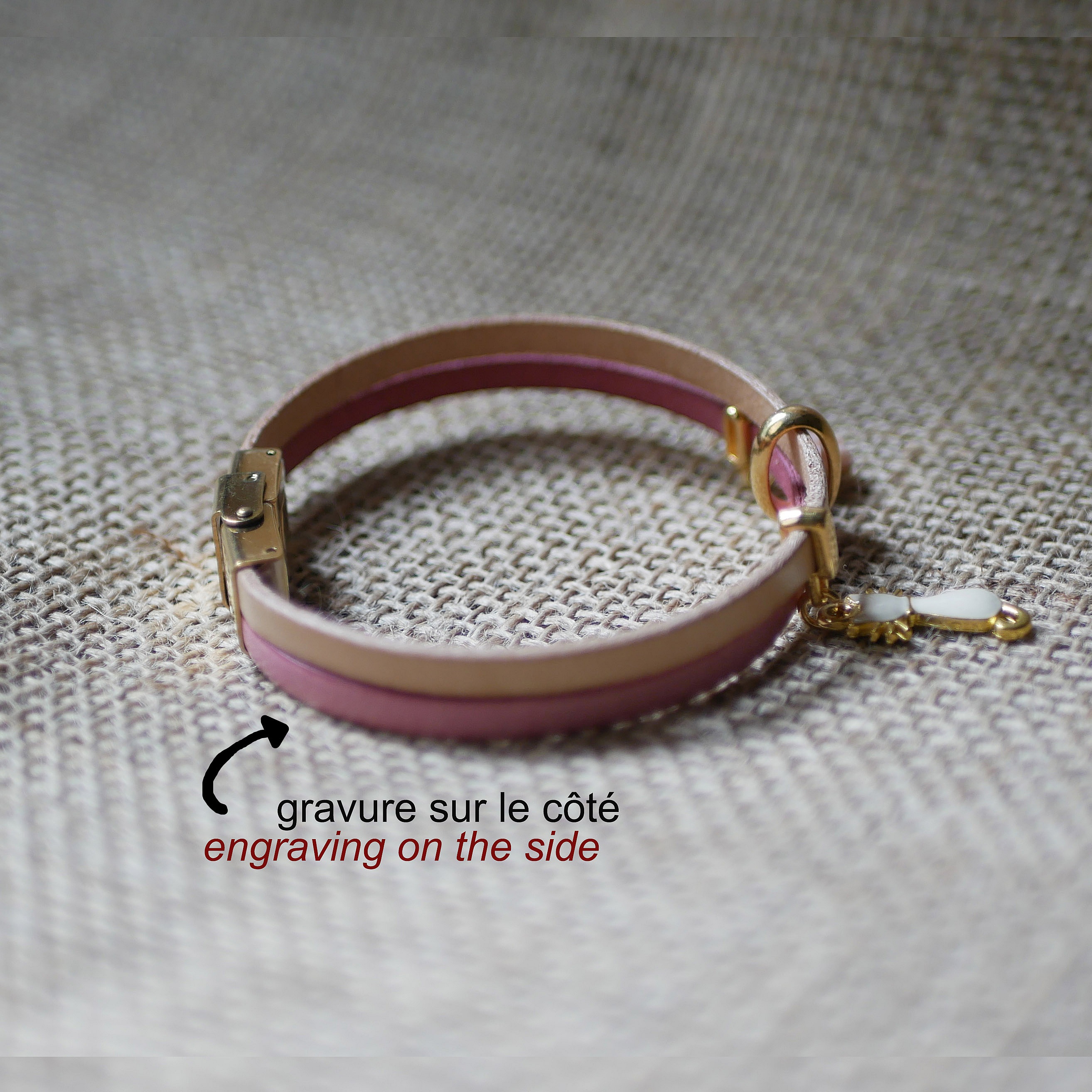 Bracelet duo en cuir avec breloque chat dorée personnalisable.