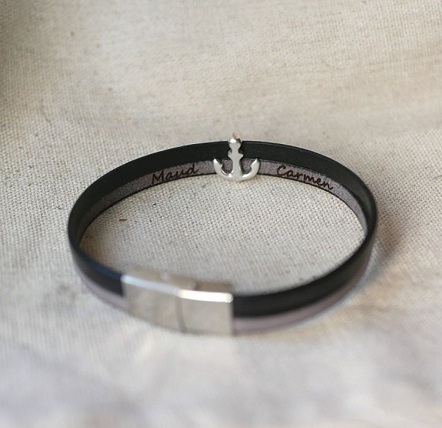 Bracelet duo en cuir personnalisé avec ancre marine gravée.
