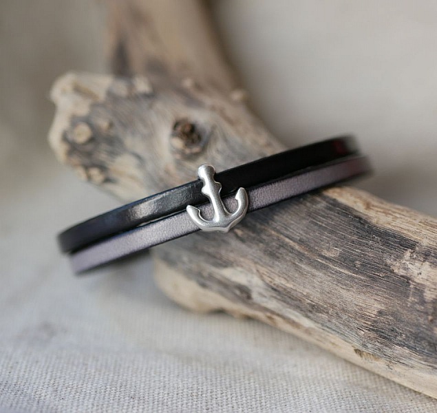 Bracelet duo en cuir avec pendentif ancre marine personnalisé.