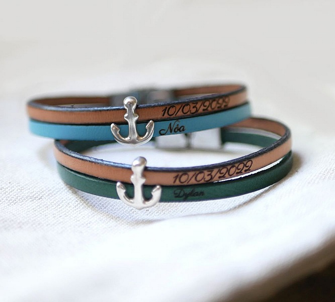 Bracelets duo en cuir personnalisés avec gravure ancre marine.
