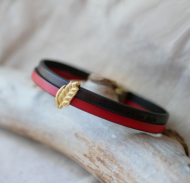 Bracelet en cuir personnalisable avec breloque dorée.