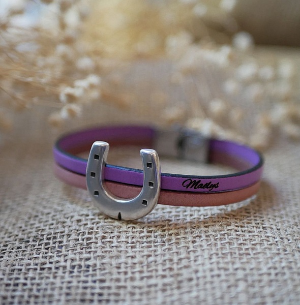 Bracelet en cuir personnalisé avec pendentif fer à cheval argenté.