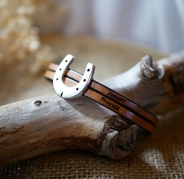 Bracelet en cuir personnalisé avec pendentif fer à cheval.