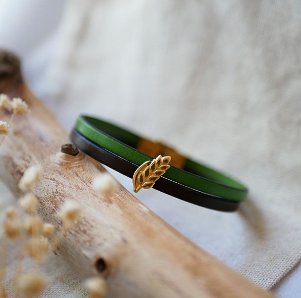Bracelet personnalisable en cuir vert et noir avec épi doré.