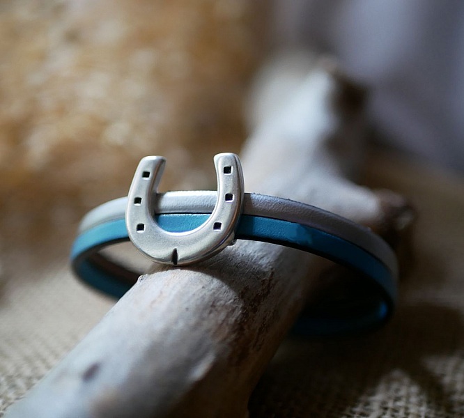Bracelet en cuir personnalisable avec pendentif fer à cheval.