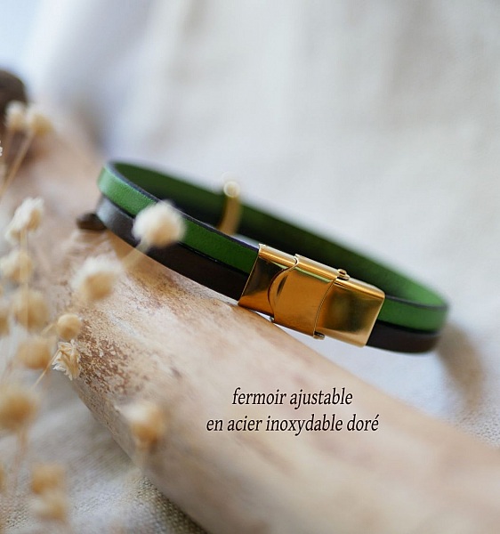 Bracelet personnalisable en cuir vert et fermoir doré.