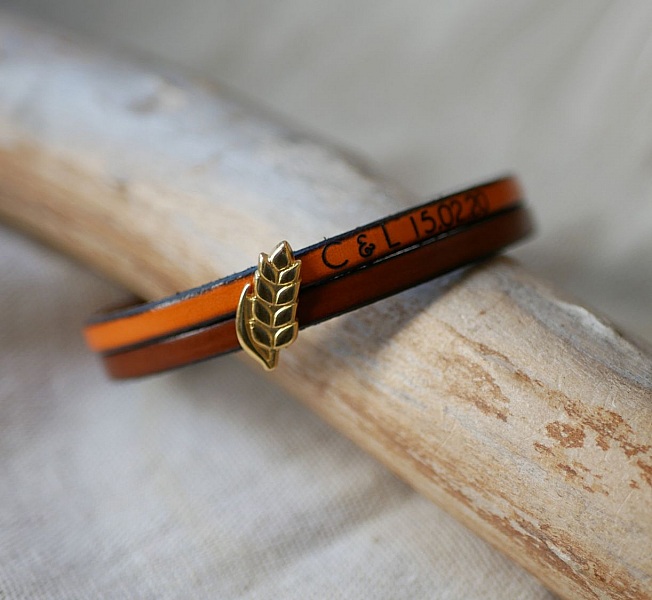 Bracelet en cuir personnalisé avec breloque épi dorée.