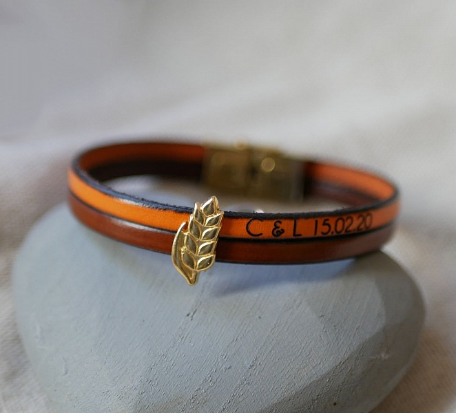 Bracelet en cuir personnalisé avec breloque dorée en épi.