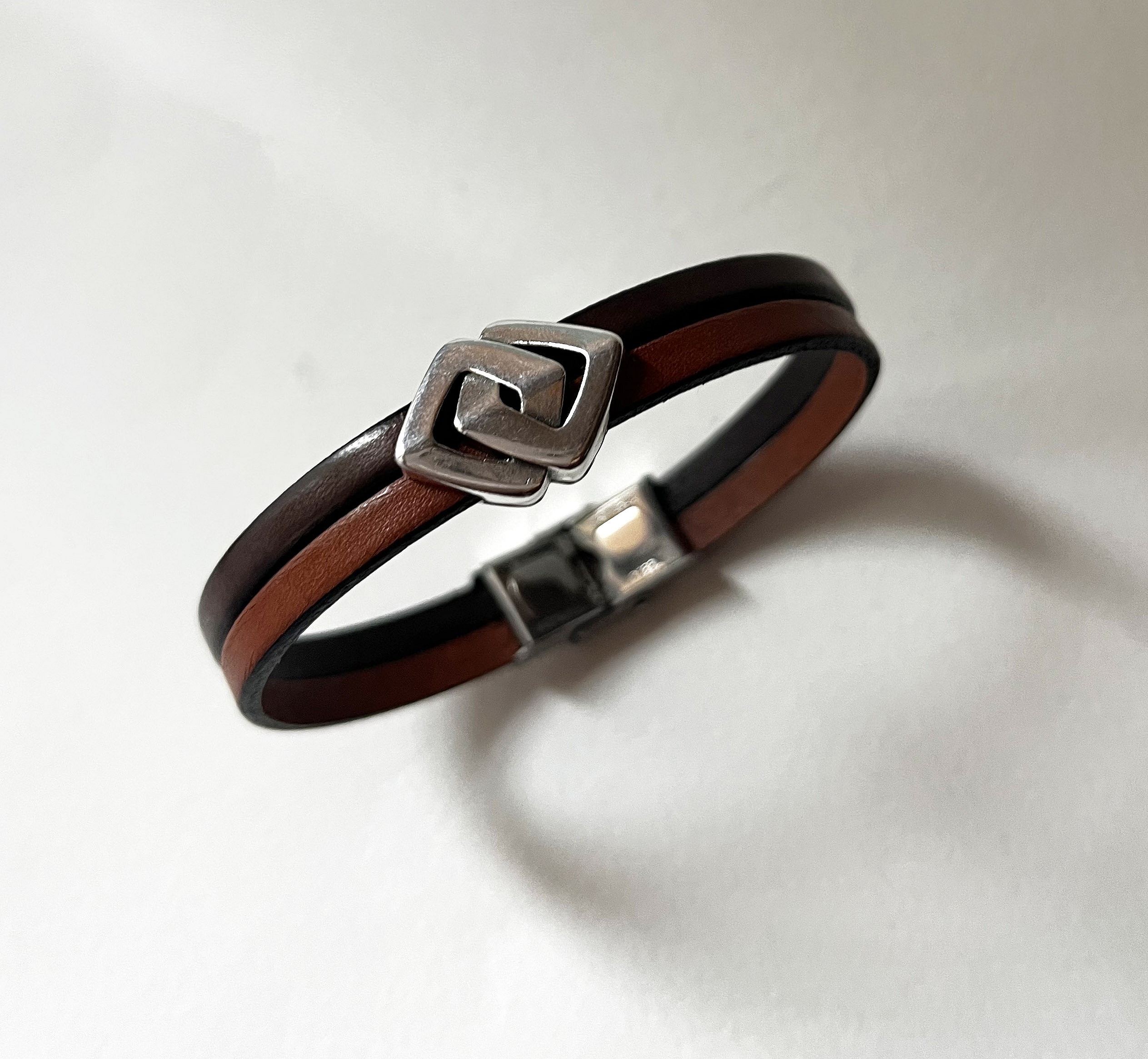 Bracelet duo de cuir au passant entrelac&eacute; personnalisable par gravure