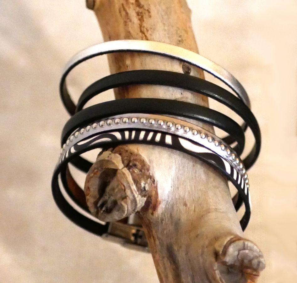 Leather bracelet woman dark gray metalized with silver beads 