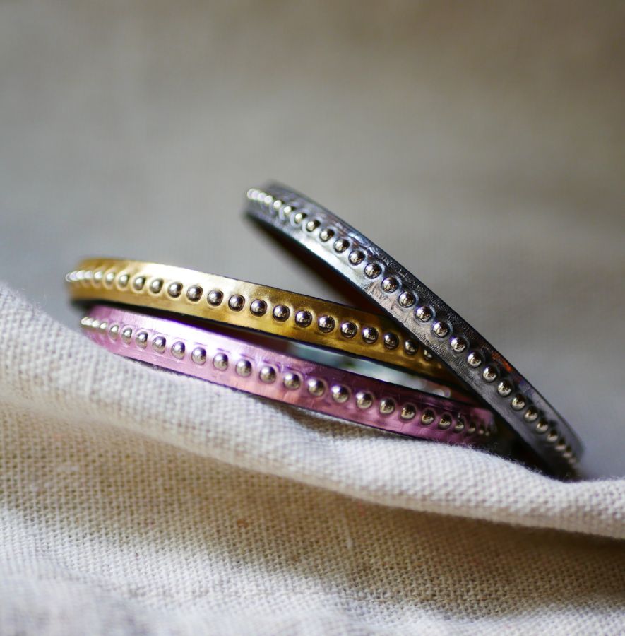 Leather bracelet woman dark gray metalized with silver beads 