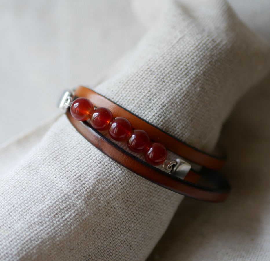 Leather bracelet woman brown and red beads, a triple turn to customize 