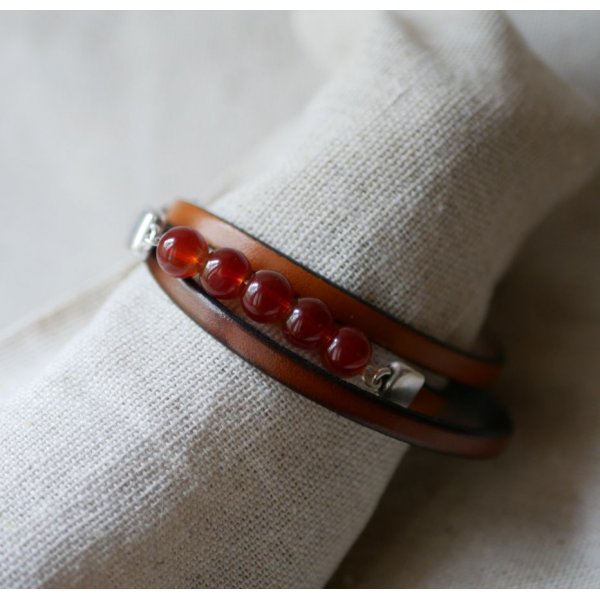 Leather bracelet woman brown and red beads, a triple turn to customize 