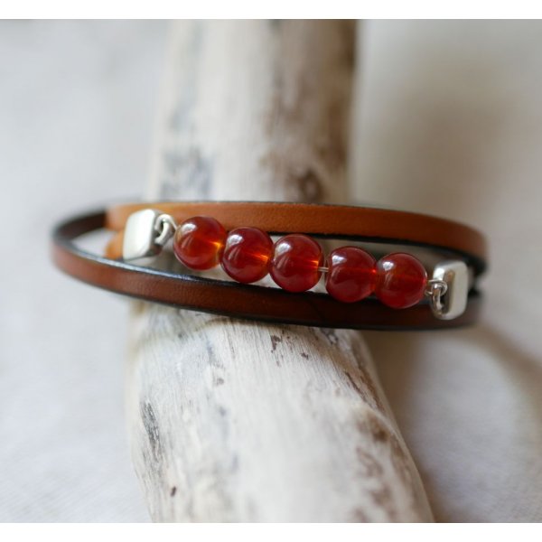 Leather bracelet woman brown and red beads, a triple turn to customize 