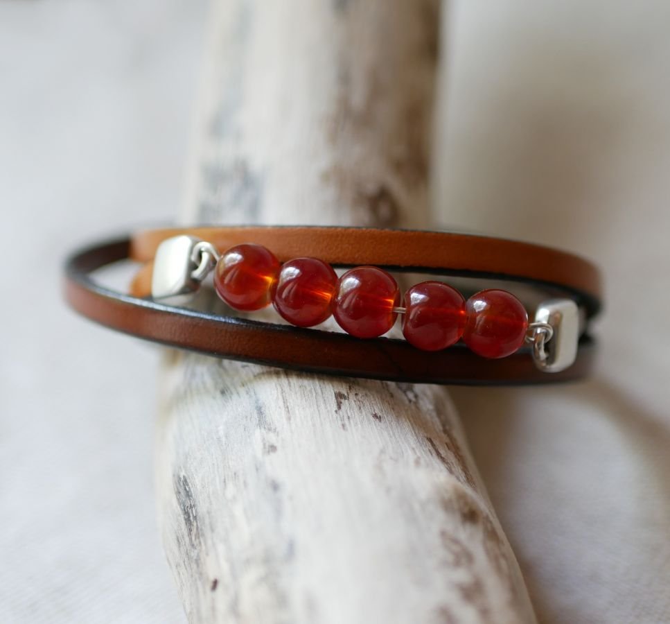 Leather bracelet woman brown and red beads, a triple turn to customize 