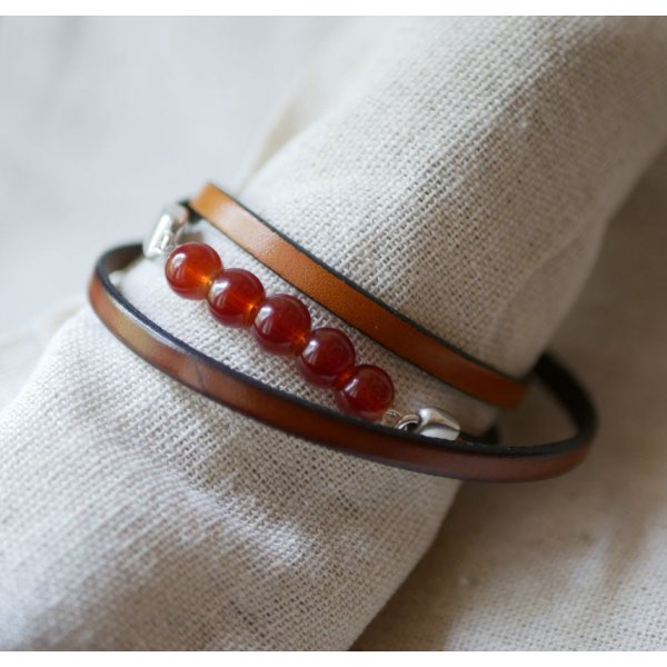 Leather bracelet woman brown and red beads, a triple turn to customize 