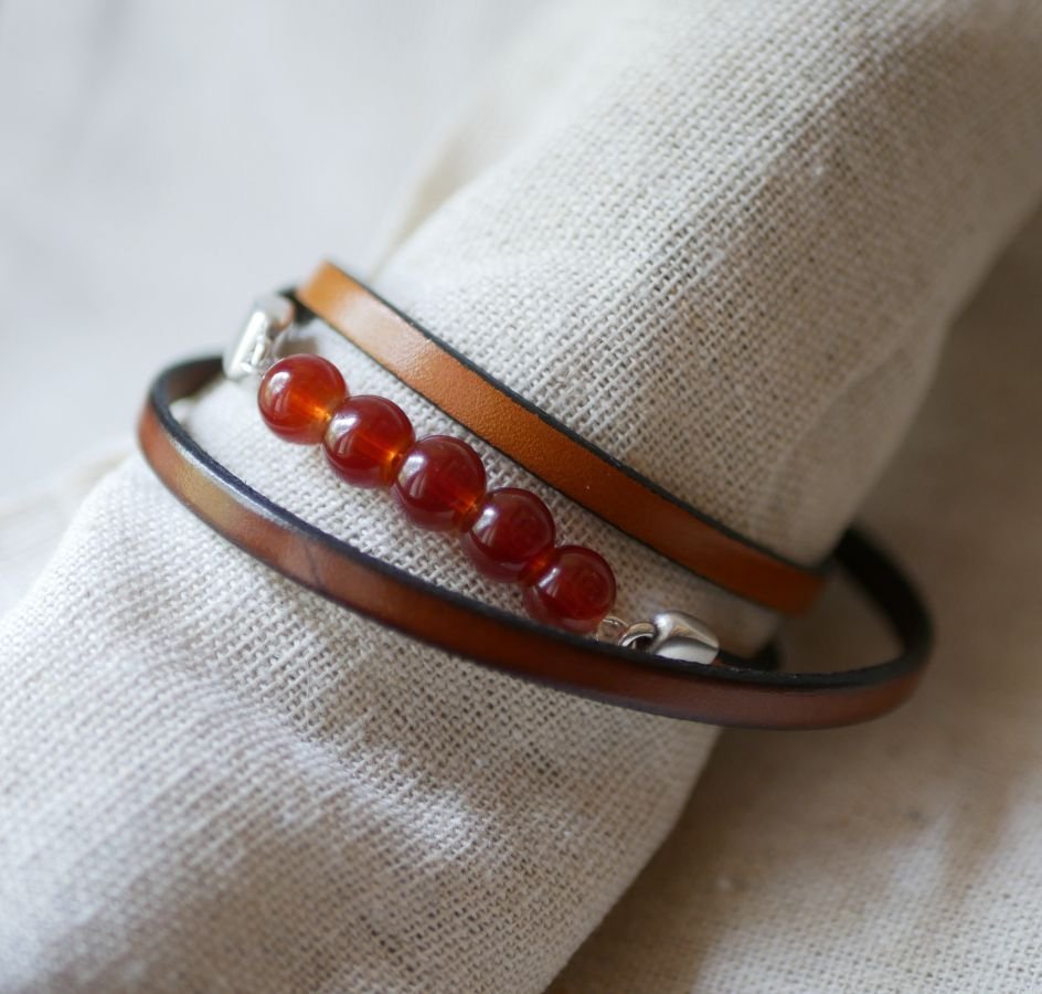 Leather bracelet woman brown and red beads, a triple turn to customize 