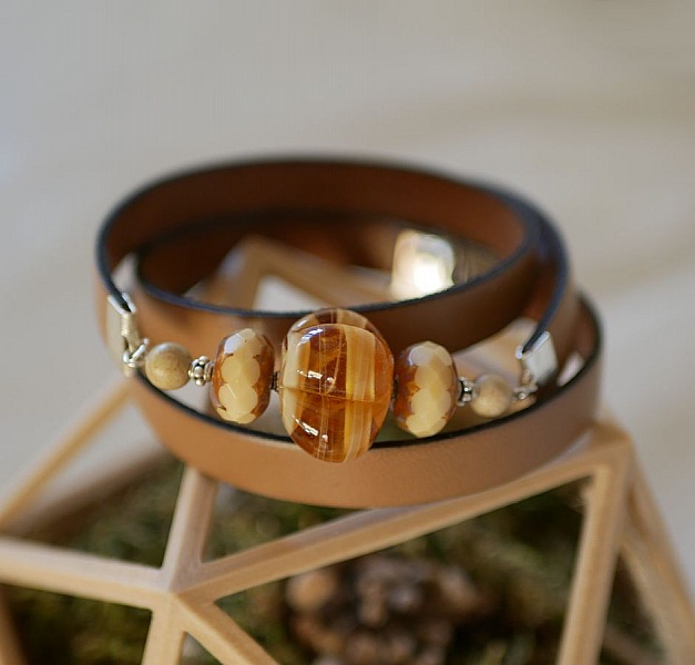 Bracelet triple tour en cuir avec perles artisanales caramel.