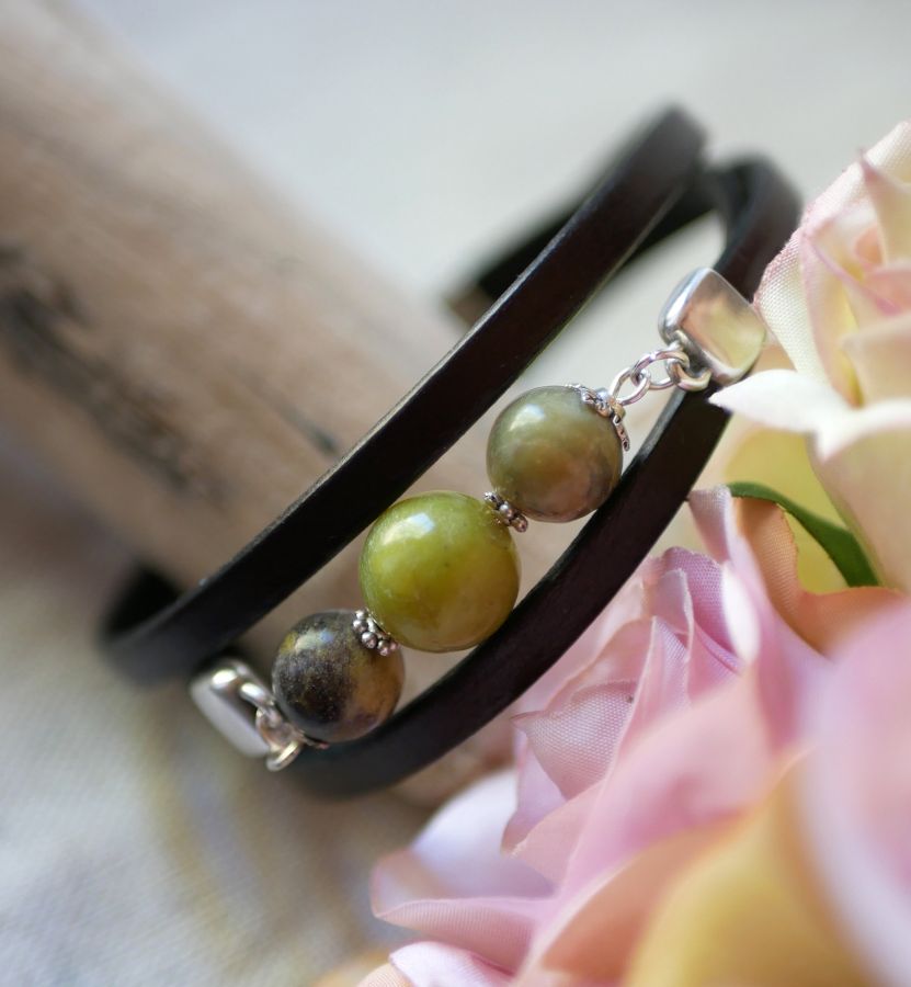 Leather and pearls bracelet Olivine triple turns to personalize 