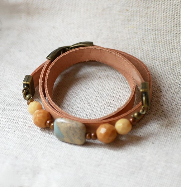 Bracelet en cuir personnalisable avec perles en pierre naturelle.