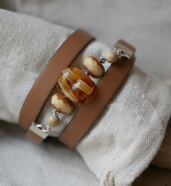 Bracelet triple tour en cuir avec perles artisanales caramel.
