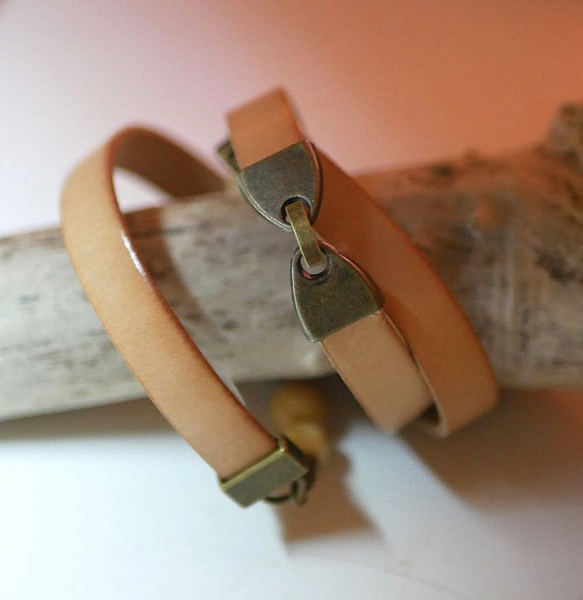 Bracelet en cuir personnalisable avec fermoir en laiton vieilli.