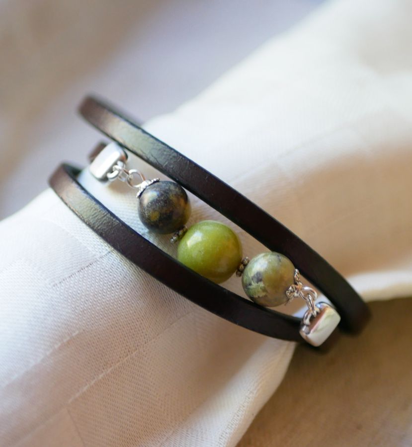 Leather and pearls bracelet Olivine triple turns to personalize 