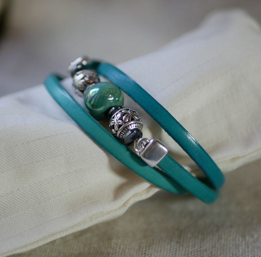 Leather and pearls bracelet turquoise green woman triple turn to personalize 