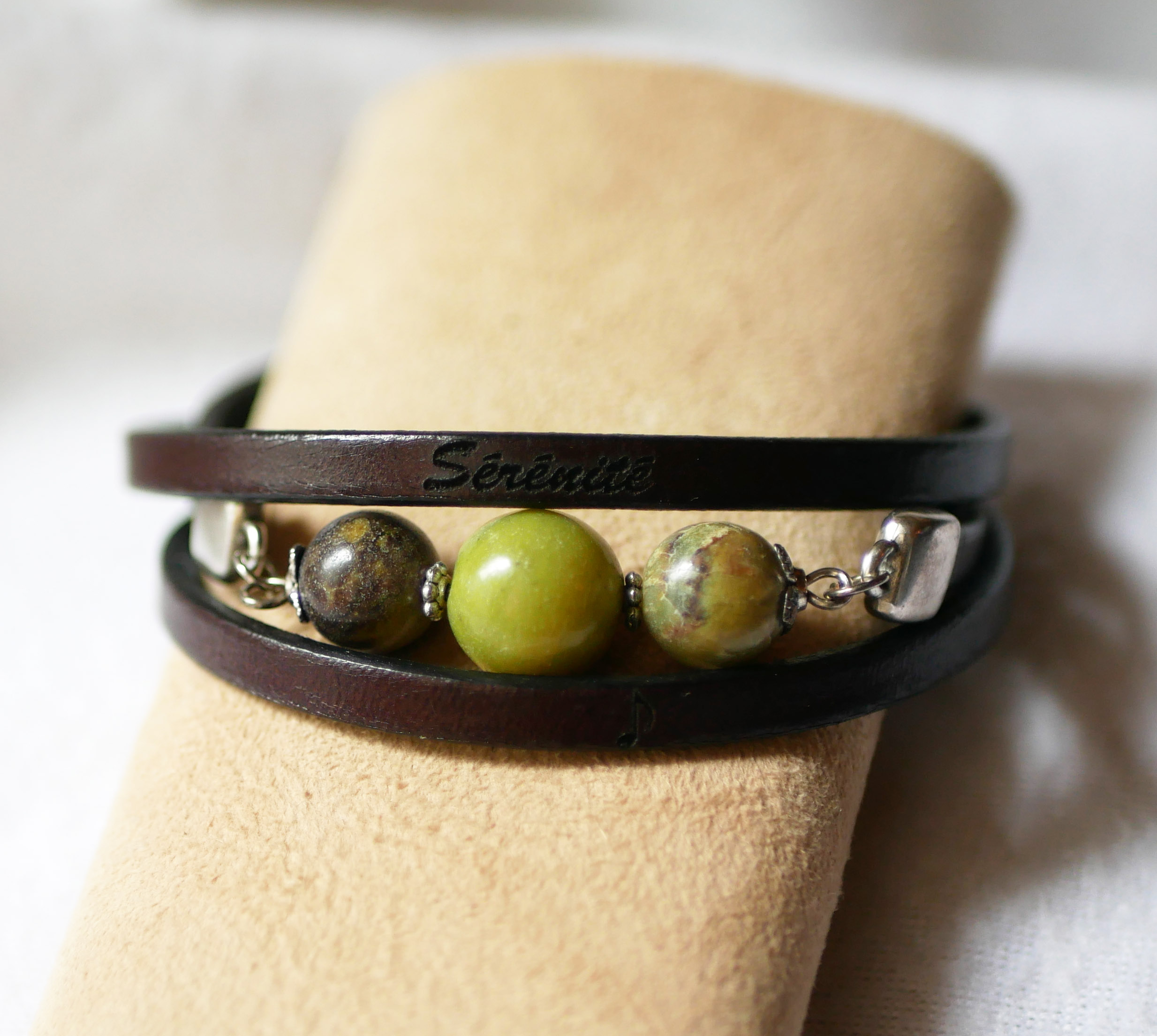 Leather and pearls bracelet Olivine triple turns to personalize 