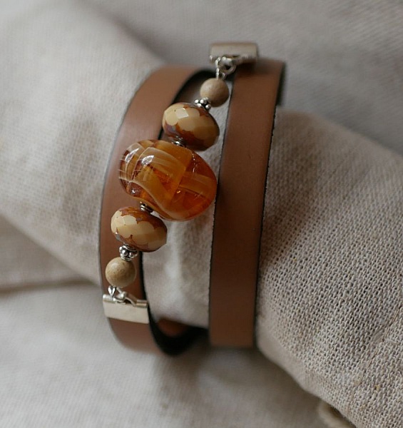 Bracelet triple tour en cuir avec perles lampwork caramel.